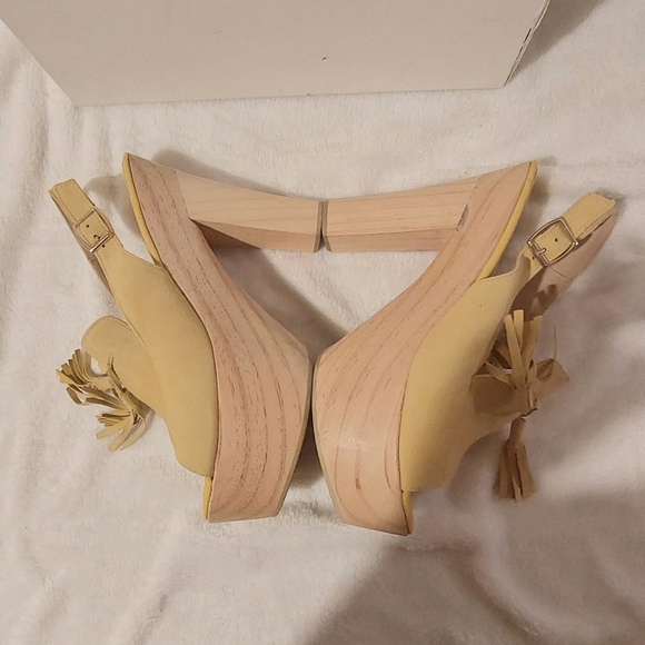 Bettye Muller - Picture 3 of 6